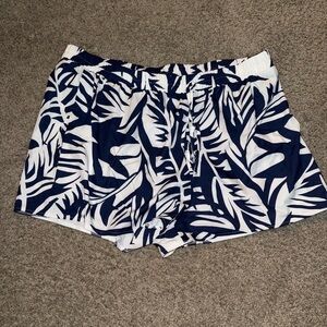 SHEIN Tropical Leaf Print Women's Athletic Shorts
